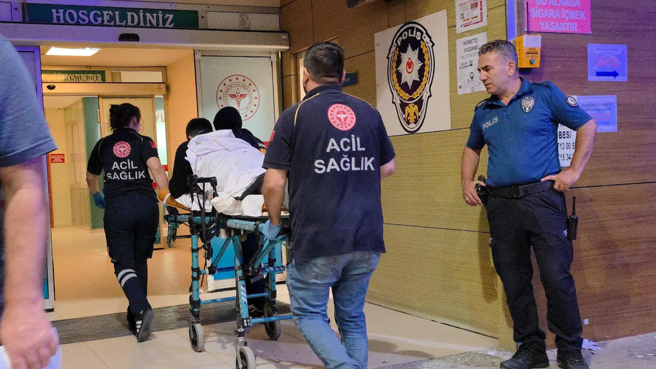 Kavgayı ayırmaya çalışan güvenlik görevlisi bıçakla yaralandı