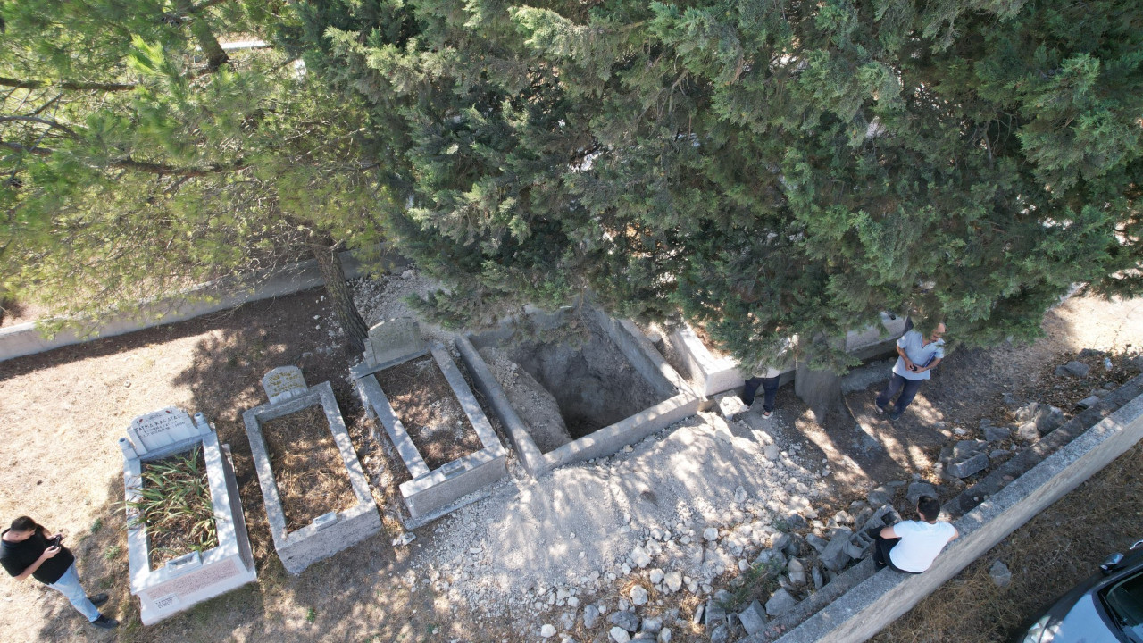 Defineciler İstanbul'da mezarlığa dadandı