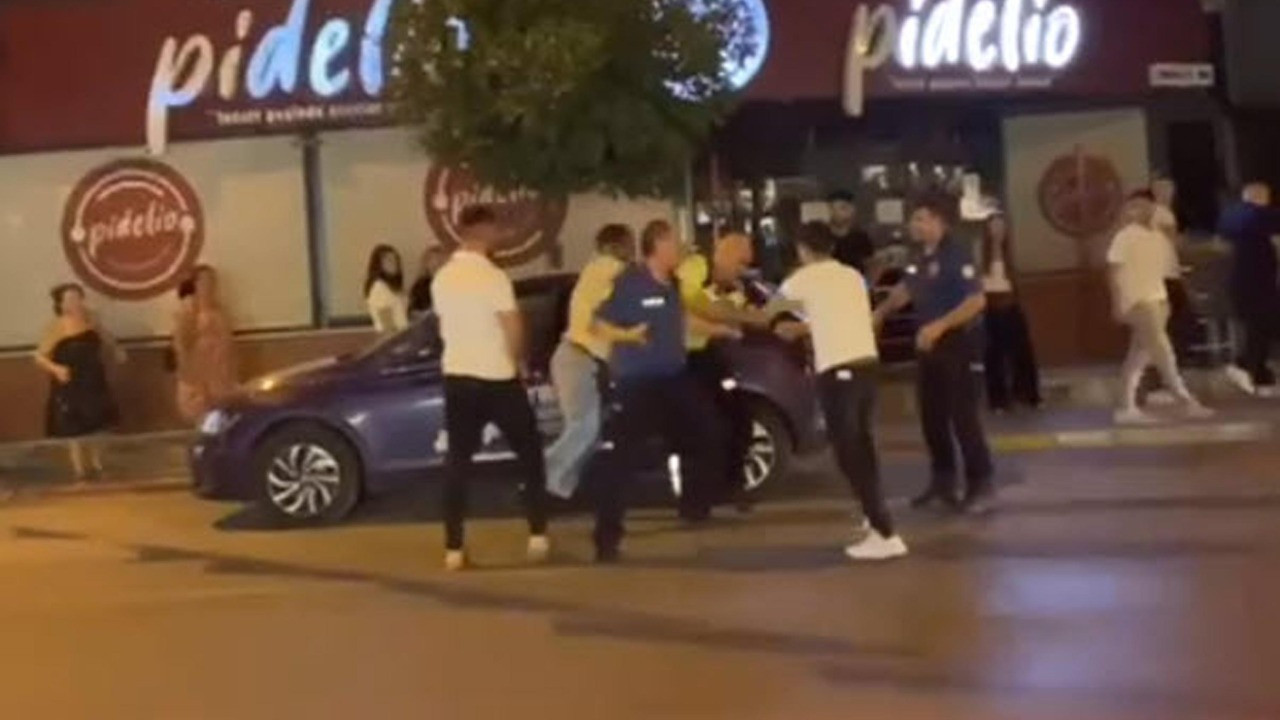 İzmir'de ceza yazan polise saldırdılar