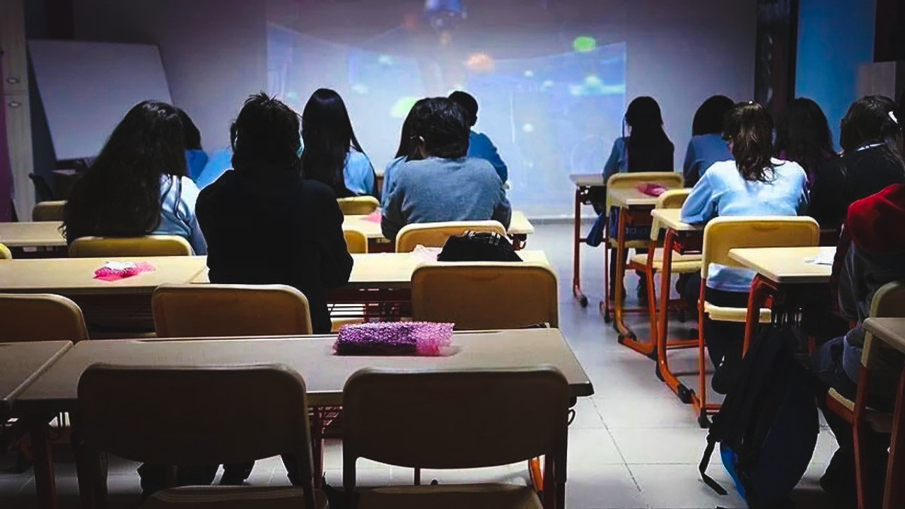 Lisede skandal kurallar: Kızlar serviste öne oturmayacak; 'kankim', 'kuzenim' yok