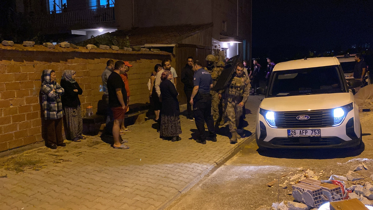 Ailesiyle kavga edip kendini odaya kapattı, Özel Harekat çıkardı