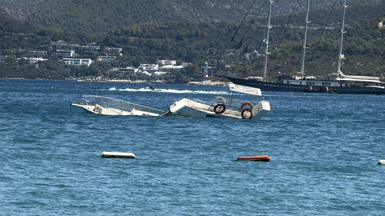 Bodrum'da 10 metrelik ahşap tekne battı