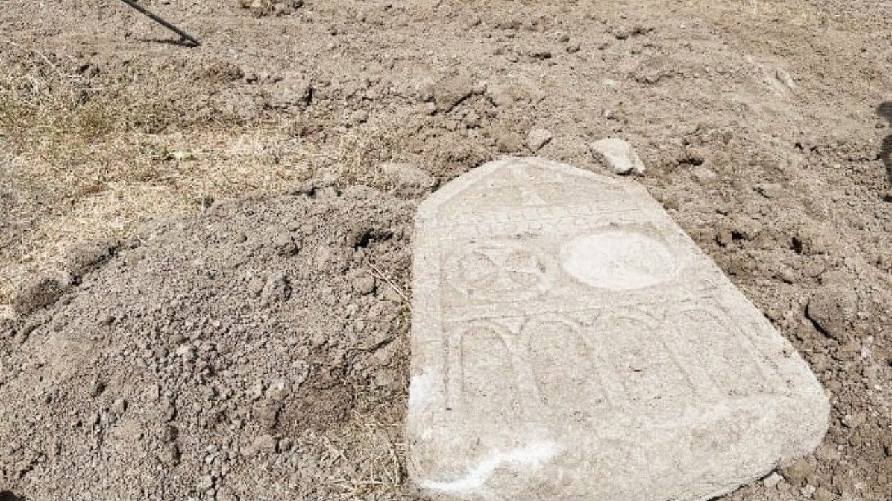 Kanal kazısında tarihi mezar taşı bulundu