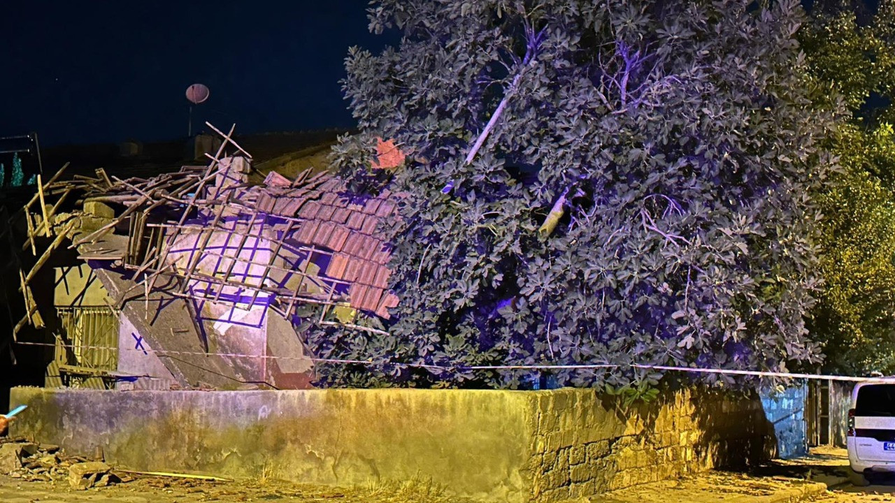 Malatya'da evin çatısı çöktü: Anne ve kızı son anda kurtuldu