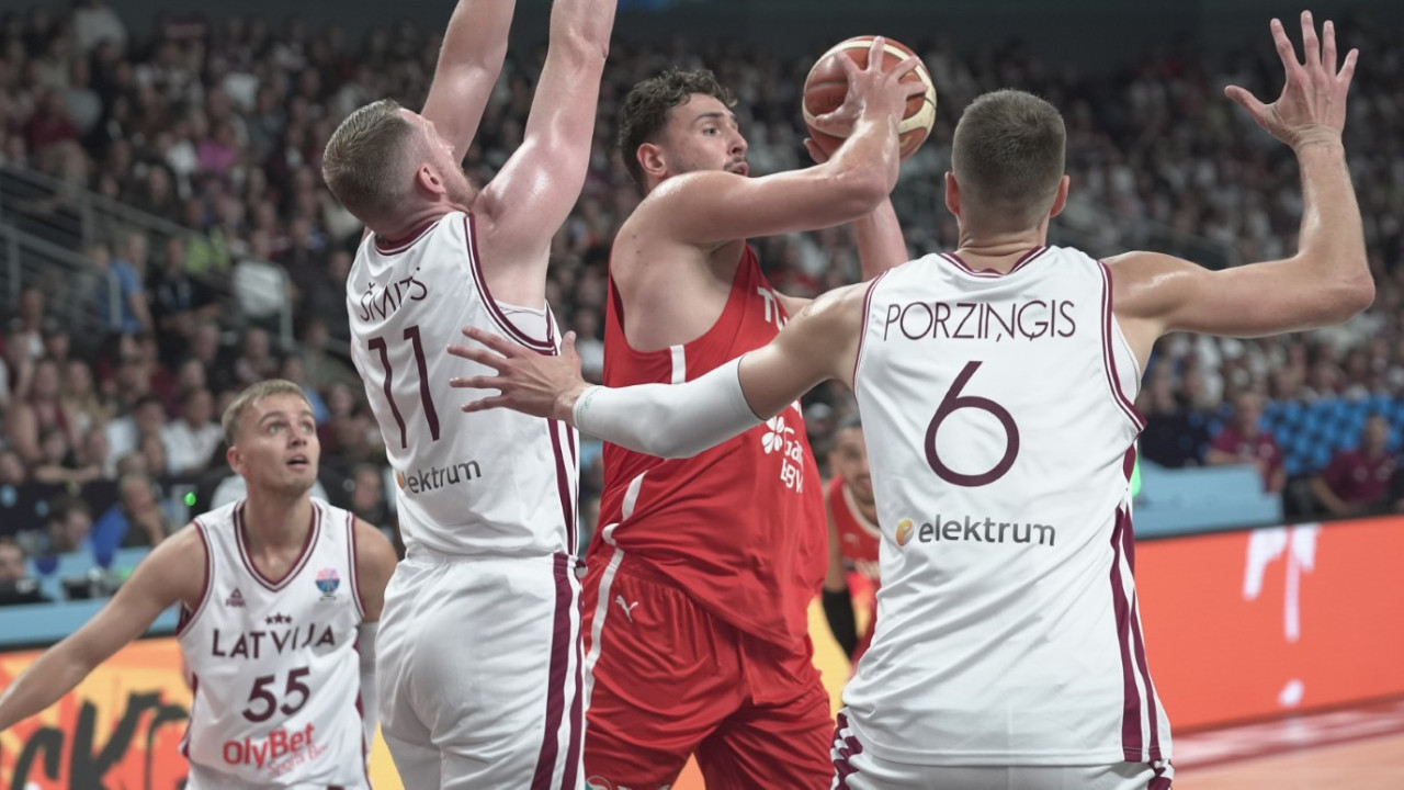 12 Dev Adam, EuroBasket 2025'e süper başladı: Ev sahibi Letonya'yı dağıttık