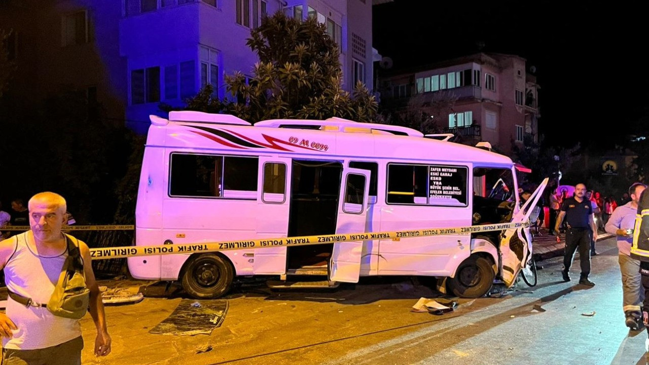 Aydın’da otomobil ile yolcu minibüsü çarpıştı: 11 yaralı