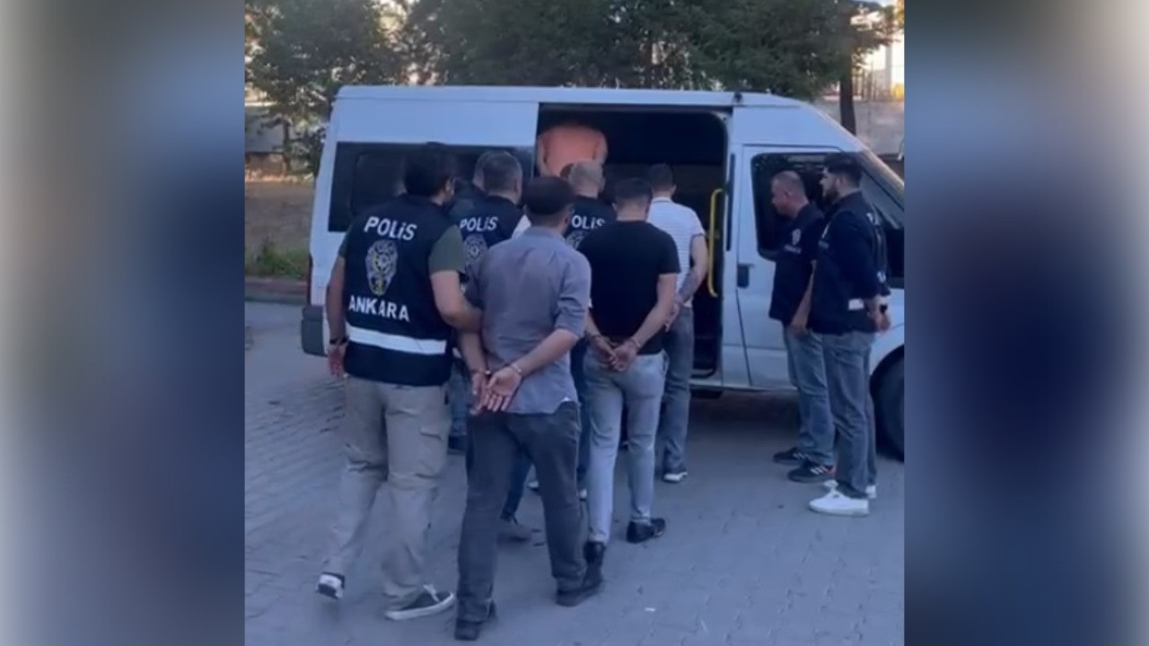 Sokak ortasında 1 kişiyi sopayla darbeden 7 kişi yakalandı