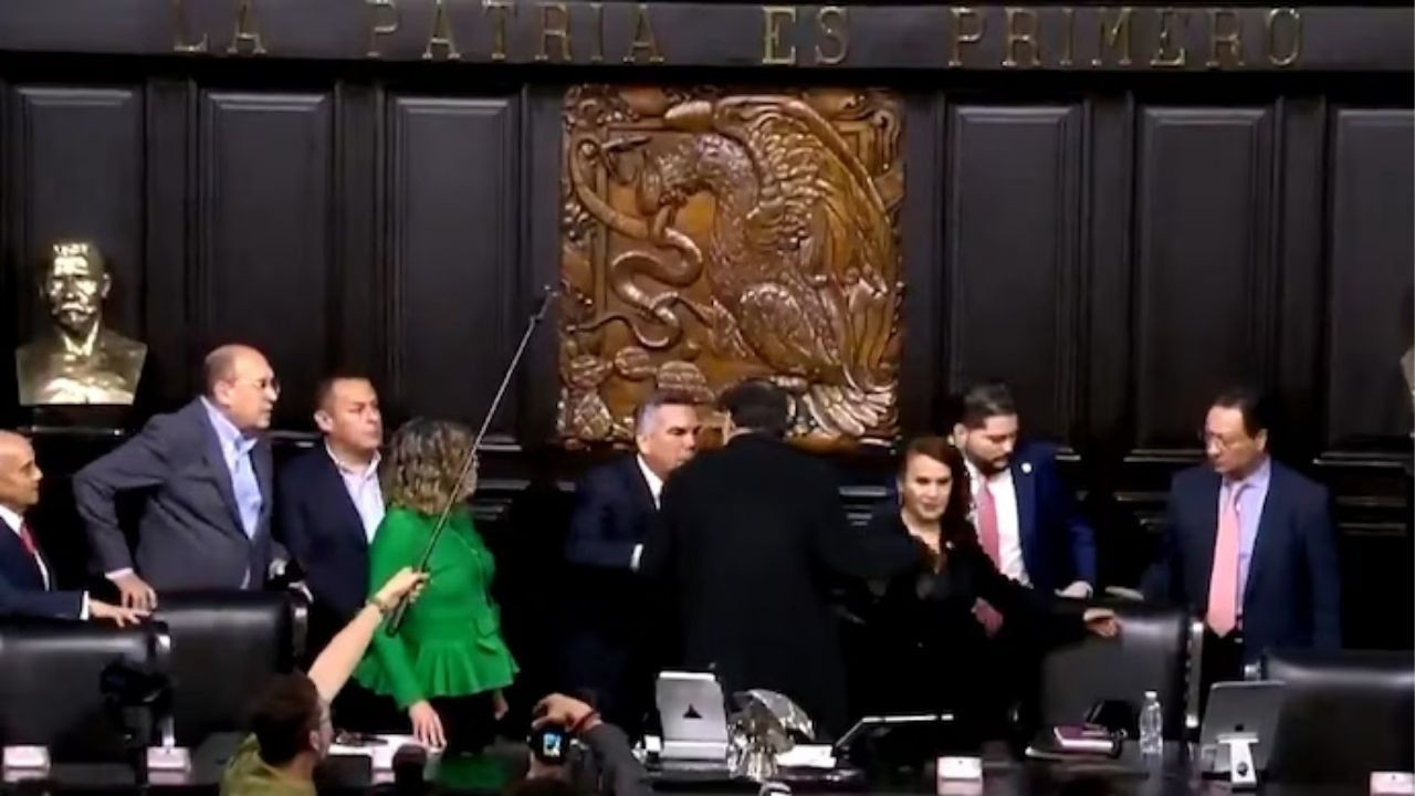 Söz alamayınca Senato başkanına saldırdı