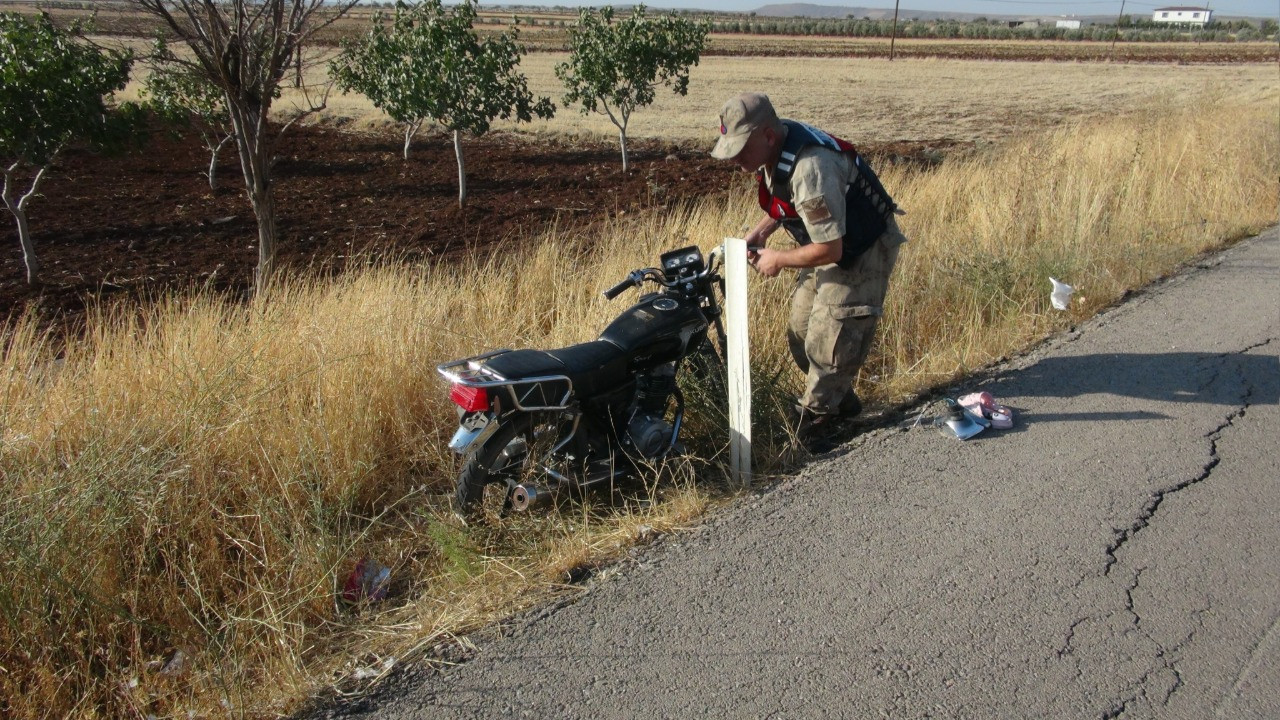 6 kişinin bindiği motosiklet devrildi