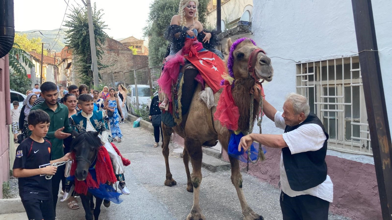 Görenler şaşkına döndü: Anne deveyle, çocuğu midilliyle turladı