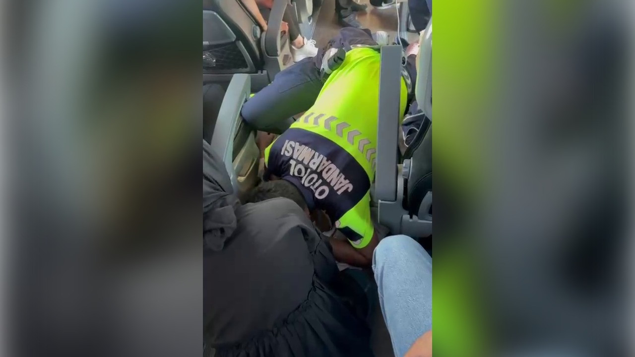 Kalp krizi geçiren yolcuya jandarmadan suni teneffüs ve kalp masajı