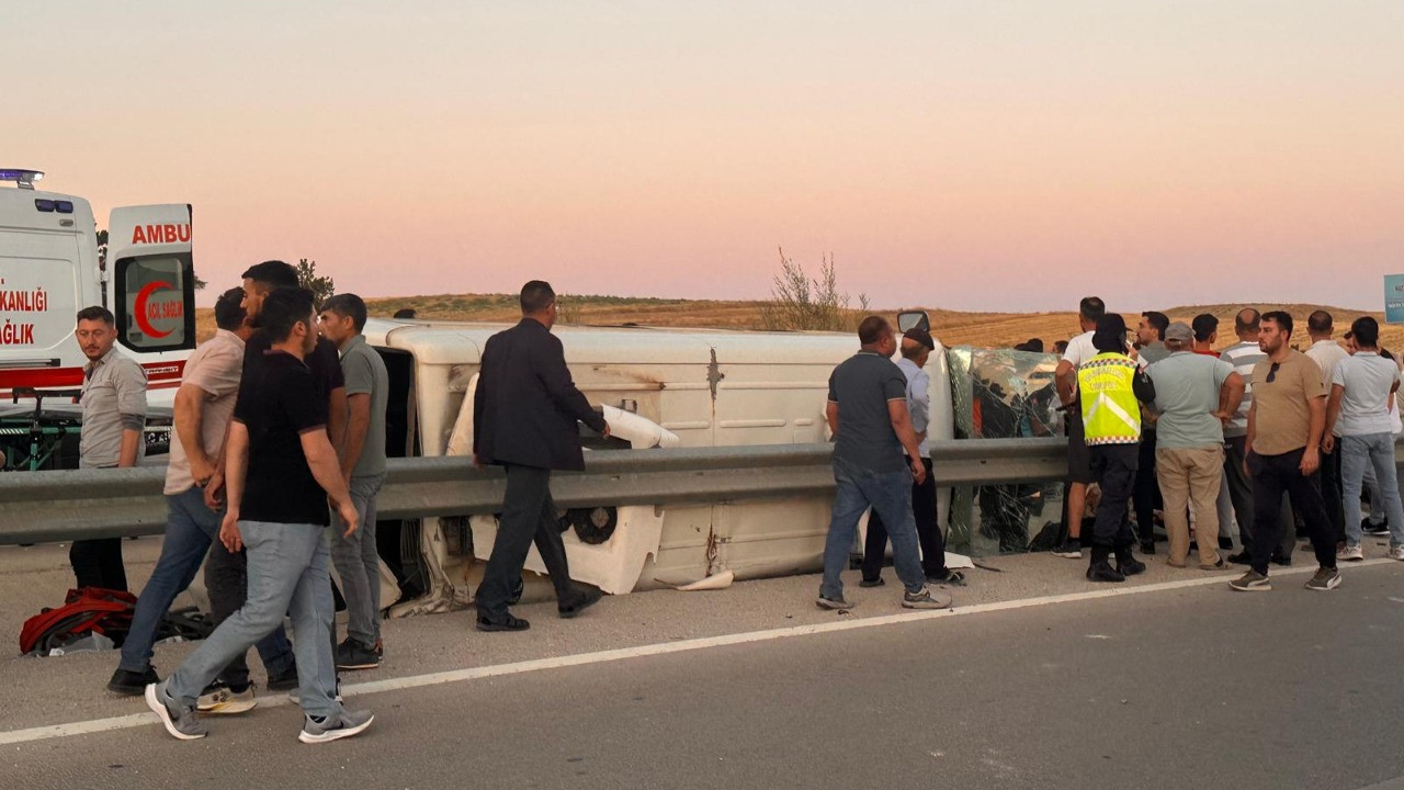 Otomobil ile minibüs çarpıştı: 10 yaralı