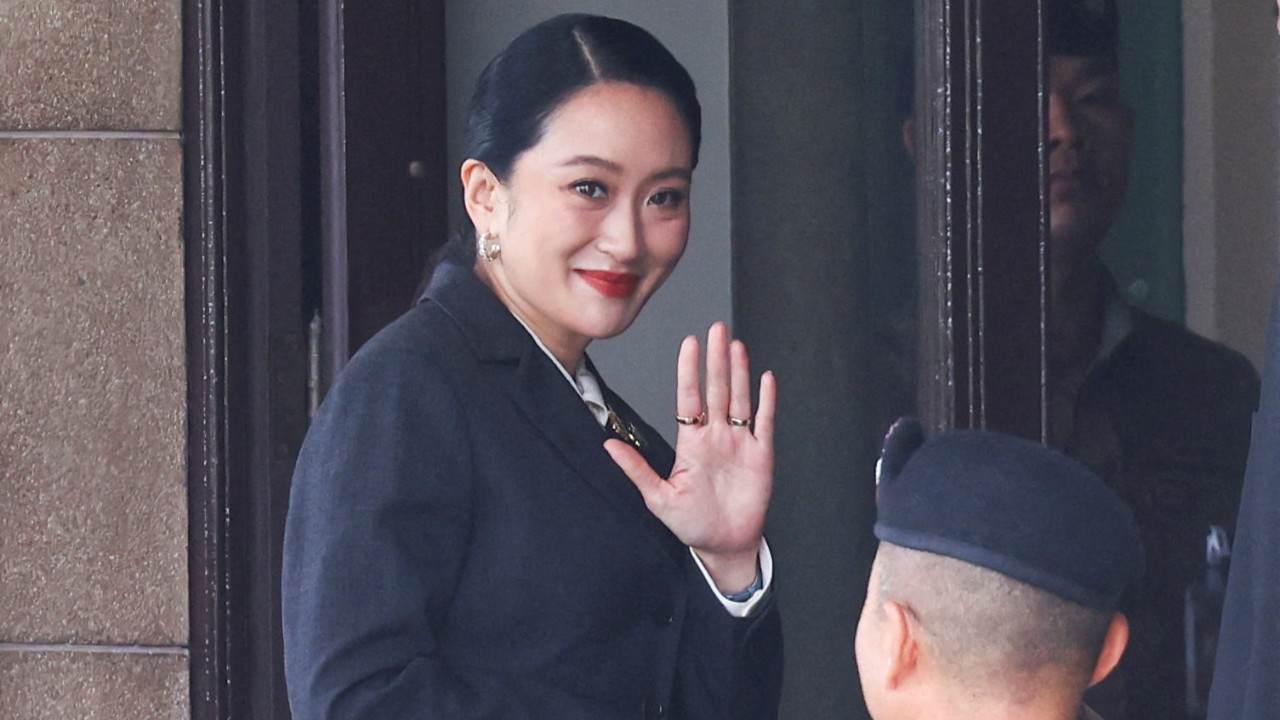 Sızan telefon görüşmesi sonu oldu: Tayland Başbakanı resmen görevden alındı