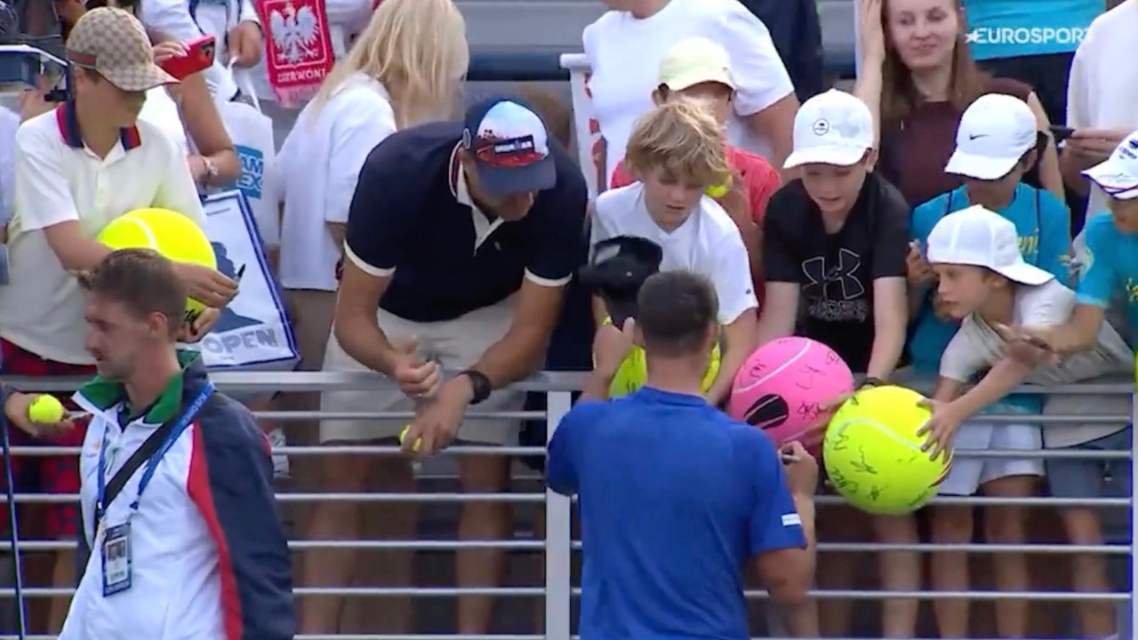 Ahlaksız CEO, tenisçinin imzaladığı şapkayı çocuğun elinden kaptı