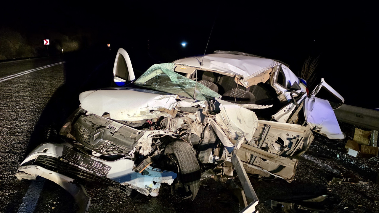 Kağıt gibi ezilen araçta can verdi