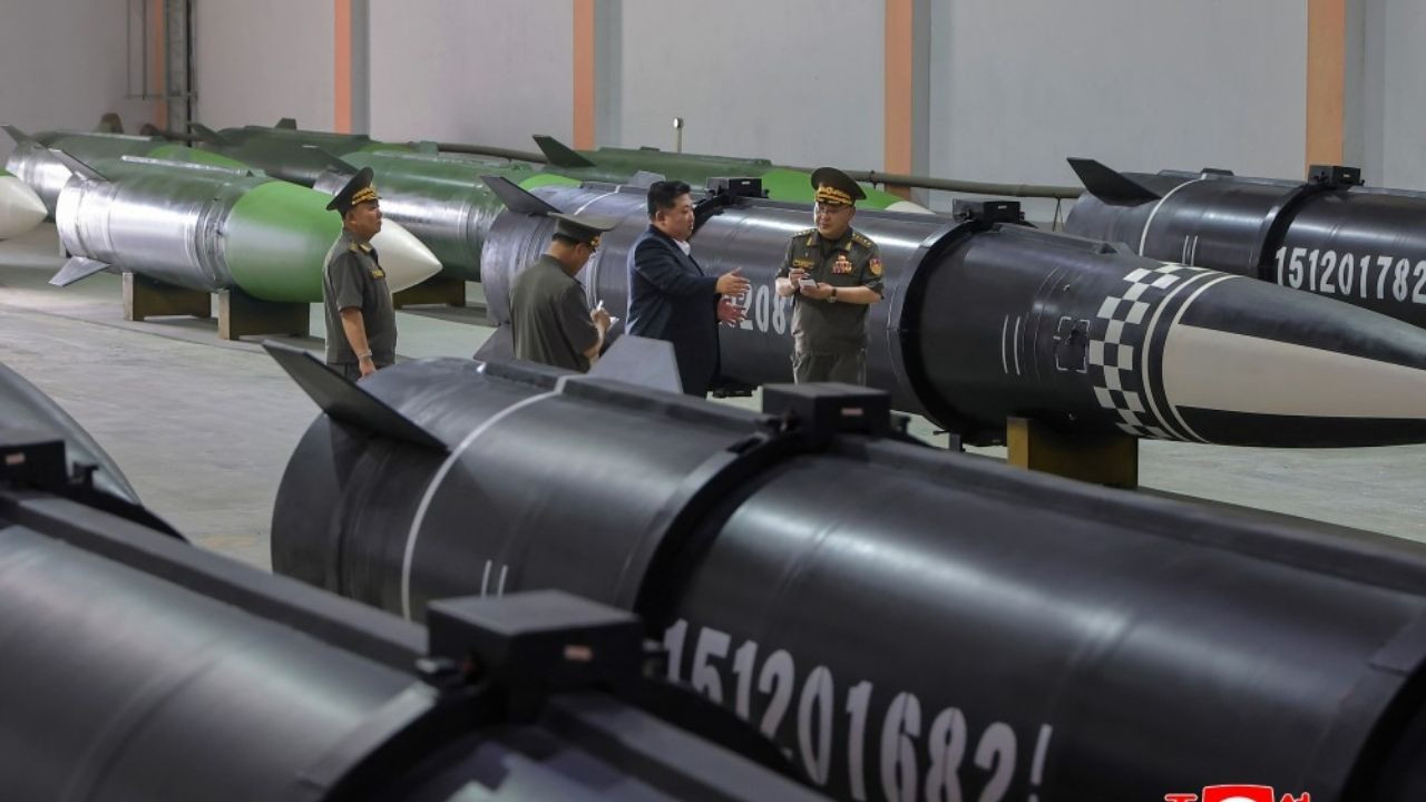 Kim Jong Un yine füze fabrikası gezdi