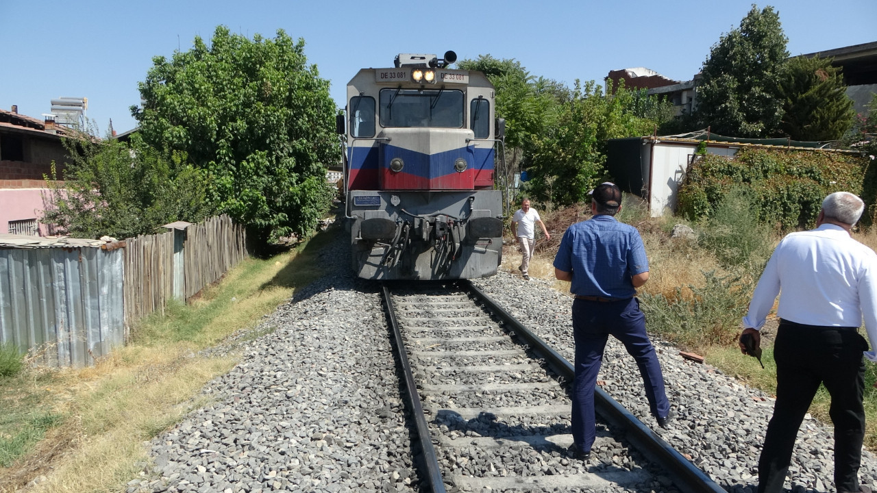 Tren otomobili biçti