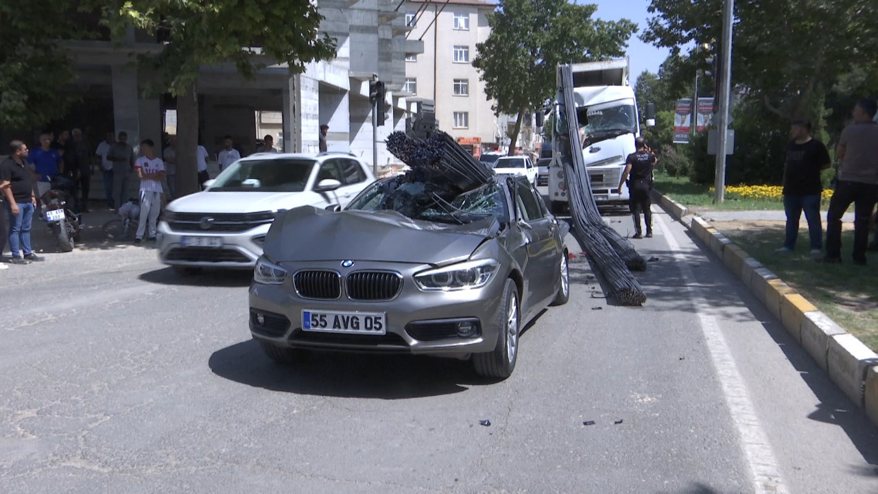 Kırmızı ışıkta TIR dehşeti: Dorsesindeki demirler otomobilin üzerine düştü