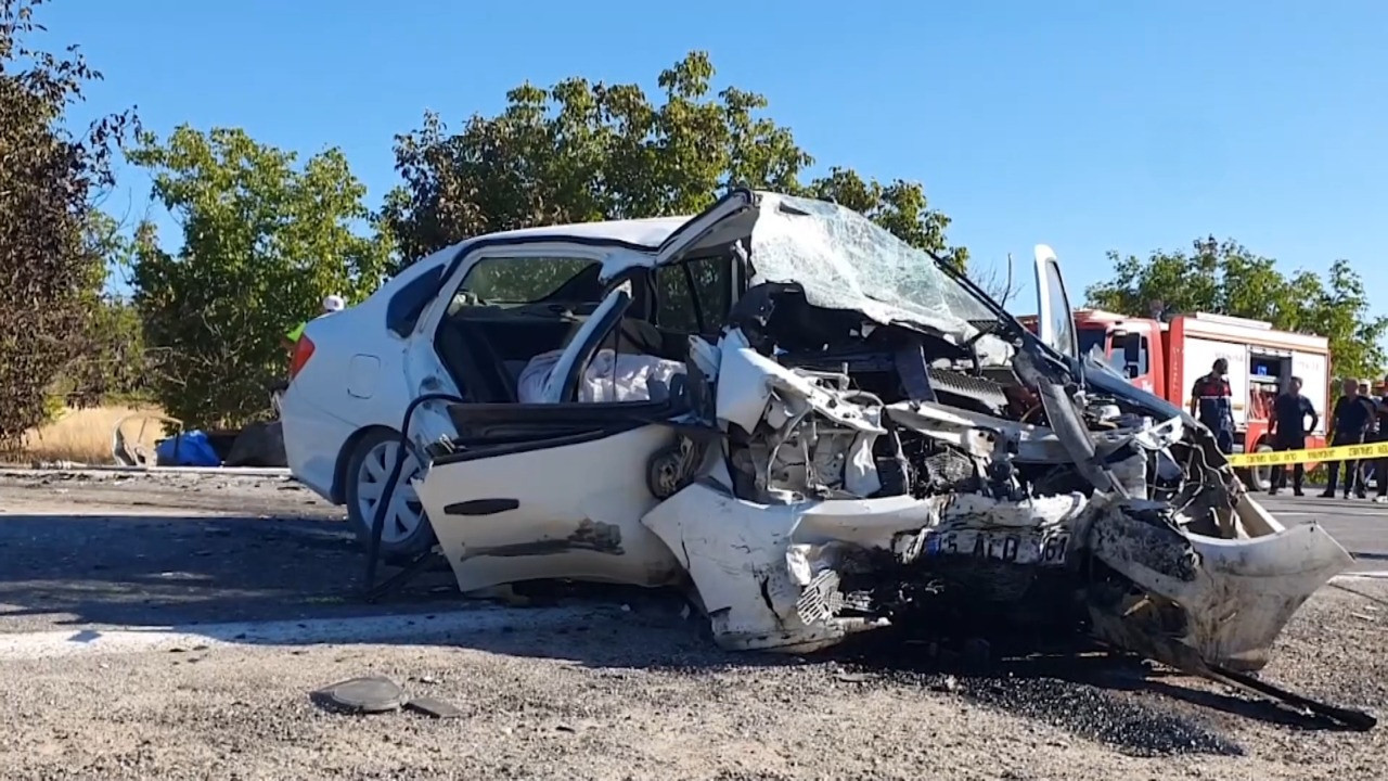 Manisa'da feci kaza! Otomobiller çarpıştı, araç alev aldı: 3 ölü, 2 yaralı