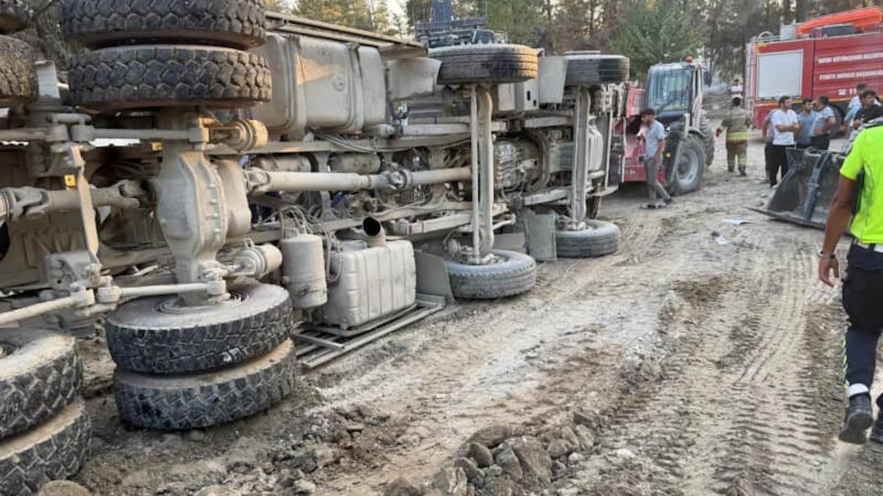 Depremzede devrilen kamyonun altında can verdi