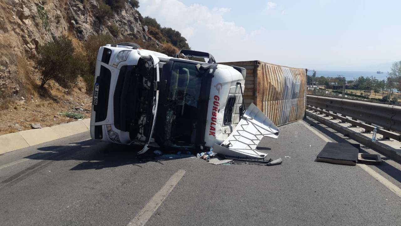 Yağ yüklü TIR devrildi, trafik felç oldu: Kilometrelerce kuyruk oluştu