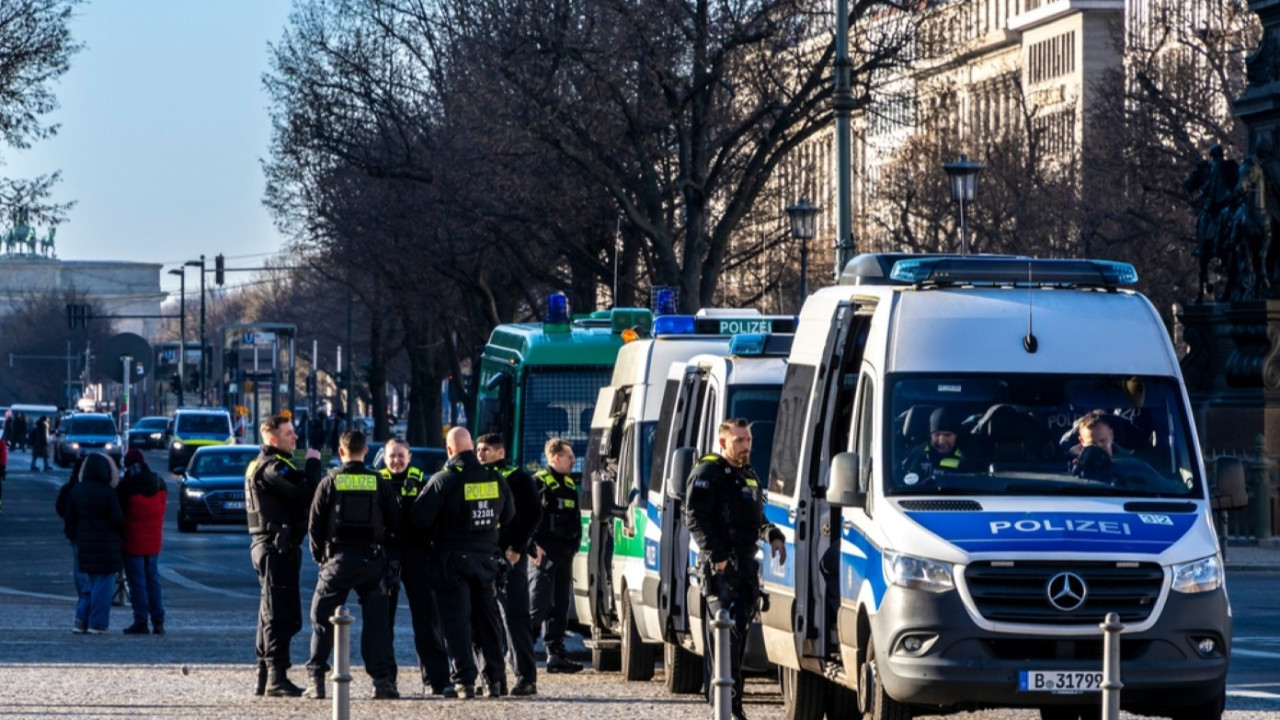 Berlin'de araç kalabalığa daldı: Çok sayıda yaralı var