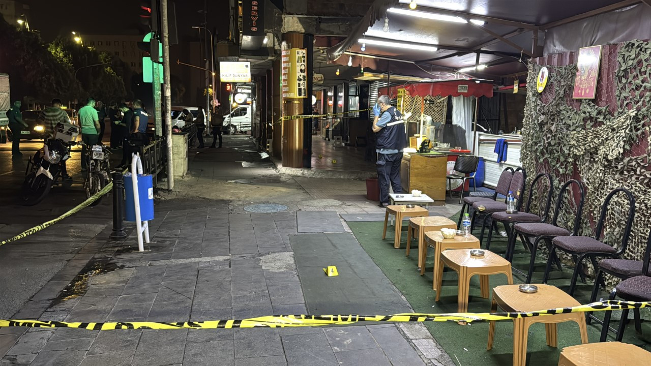 Çay ocağını taradılar: 2 yaralı