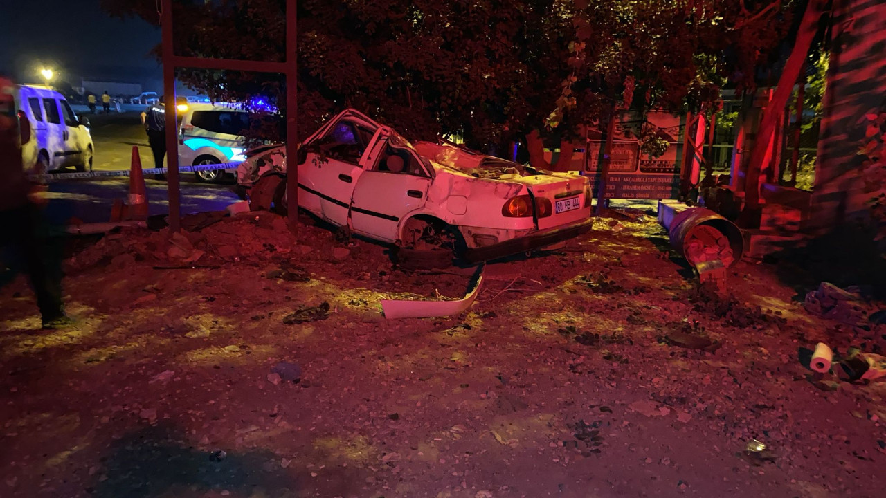 Direğe çarpan otomobilin sürücüsü öldü