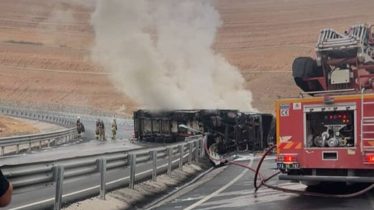 Şırnak'ta feci kaza! Devrilen TIR alev aldı, şoför hayatını kaybetti