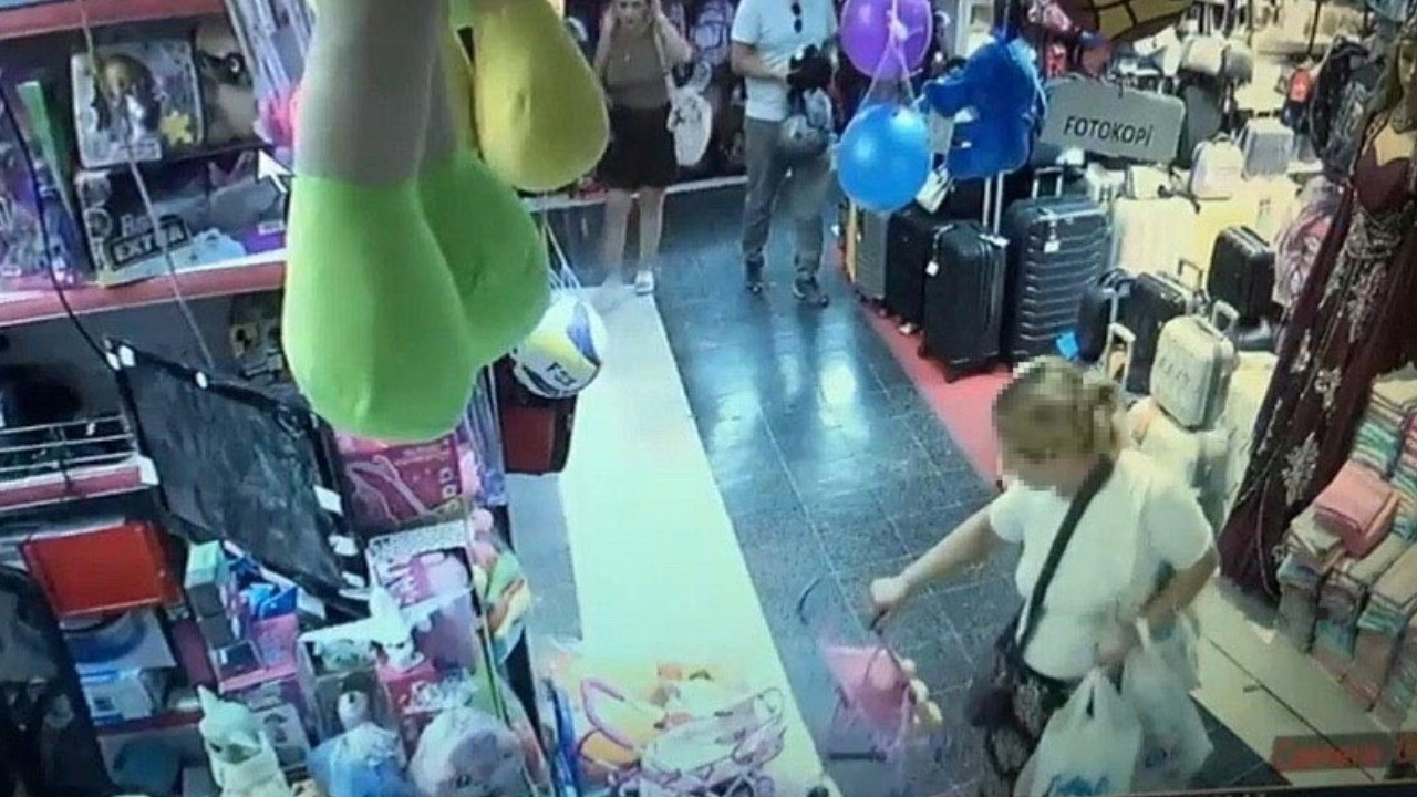 700 TL’lik oyuncak çalıp 10 TL’lik de alışveriş yaptı