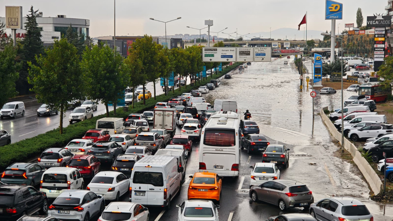 Meteoroloji uyarmıştı: Ankara ve Bolu'da yollar göle döndü