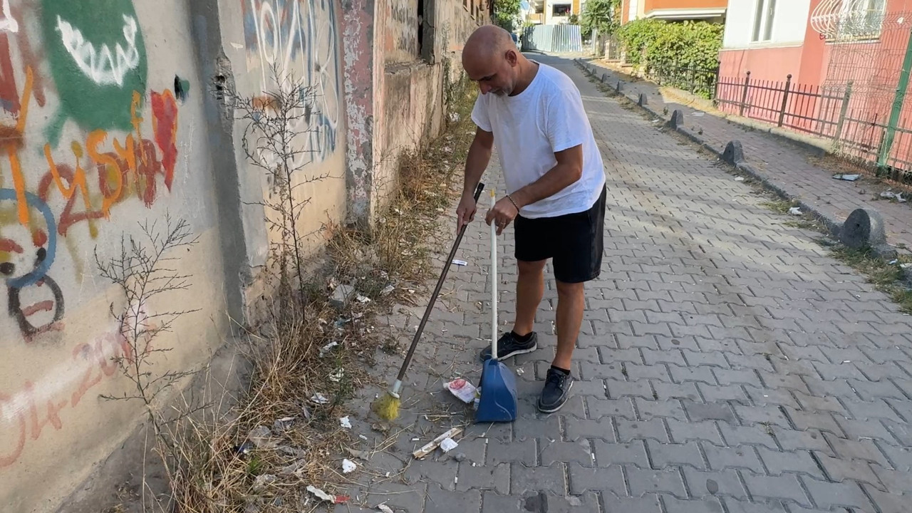 “Sahipsiz sokak” tepkisi: Belediyeler temizlemedi, mahalleli süpürgeye sarıldı