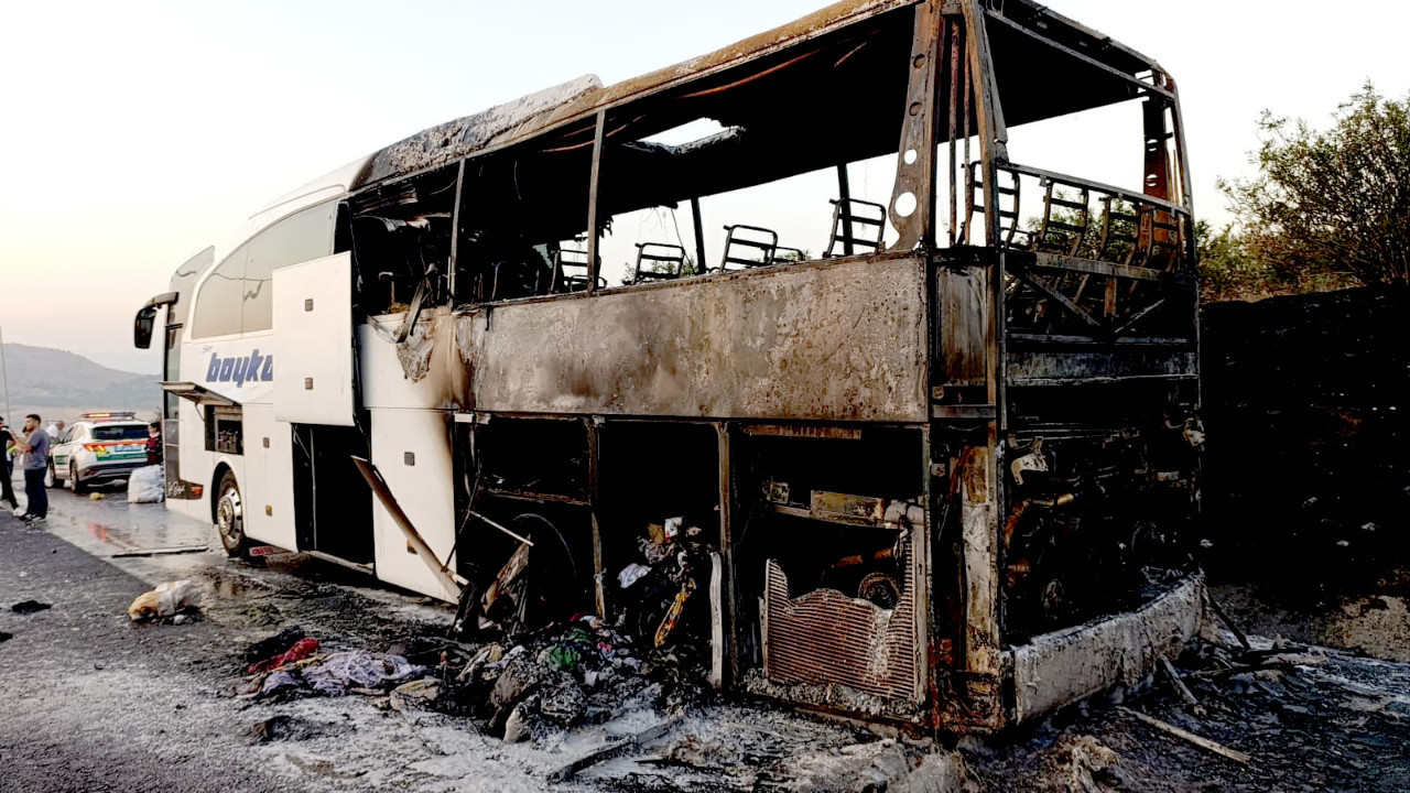 Seyir halindeki yolcu otobüsü alev aldı: 35 yolcu son anda kurtuldu