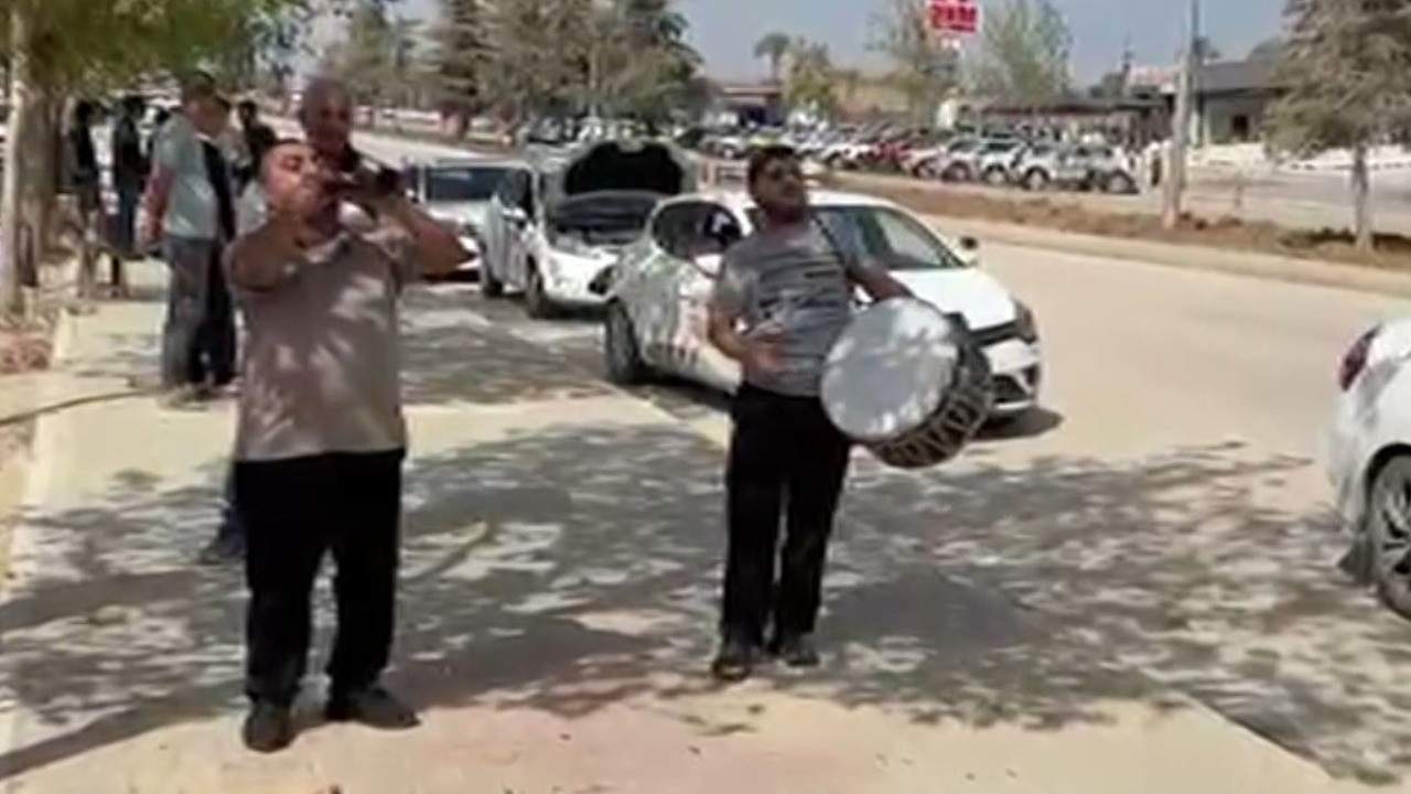 Üçüncü kez girdiği direksiyon sınavını geçince böyle kutladı