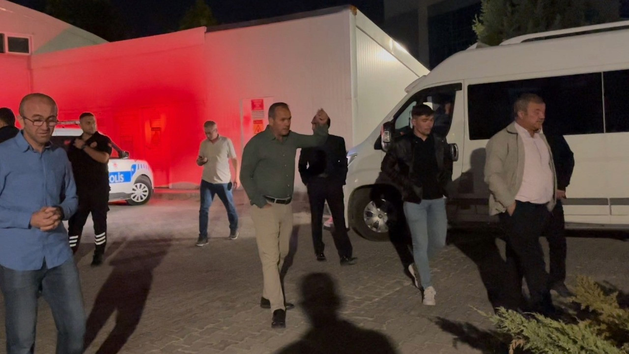 Ambulansı kilometrelerce kovalayıp, başhekimlik bahçesine bir minibüs adam çağırdılar