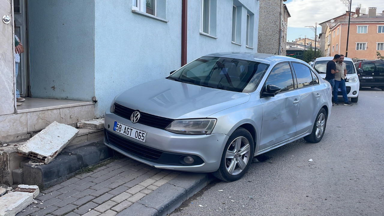 Araba çarpan apartmanda deprem korkusu