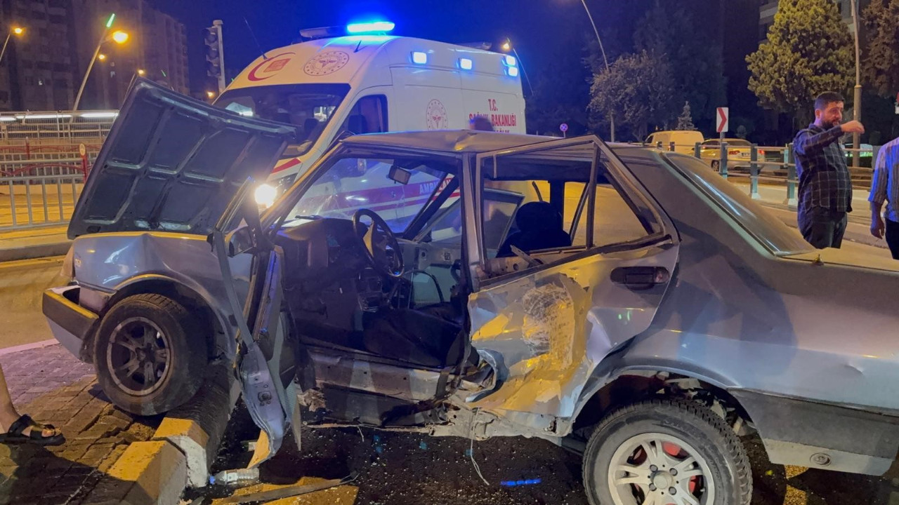 Araba ortadan büküldü: 3 yaralı