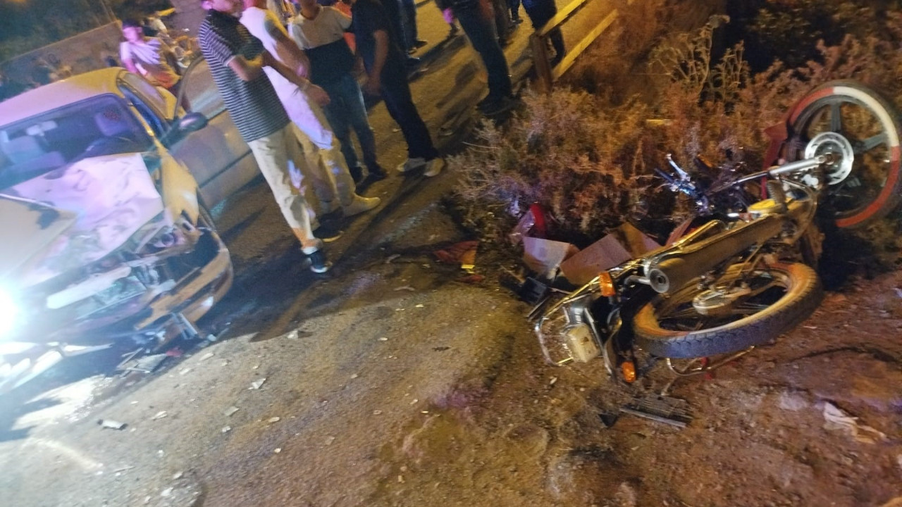 Otomobille motosiklet çarpıştı: 2'si ağır 3 yaralı