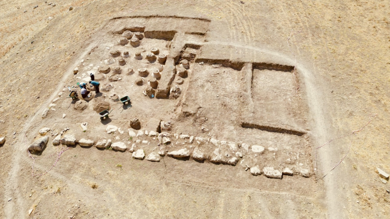 Van’da Urartu depo merkezi gün yüzüne çıkarıldı: 76 çivi yazılı pithos bulundu