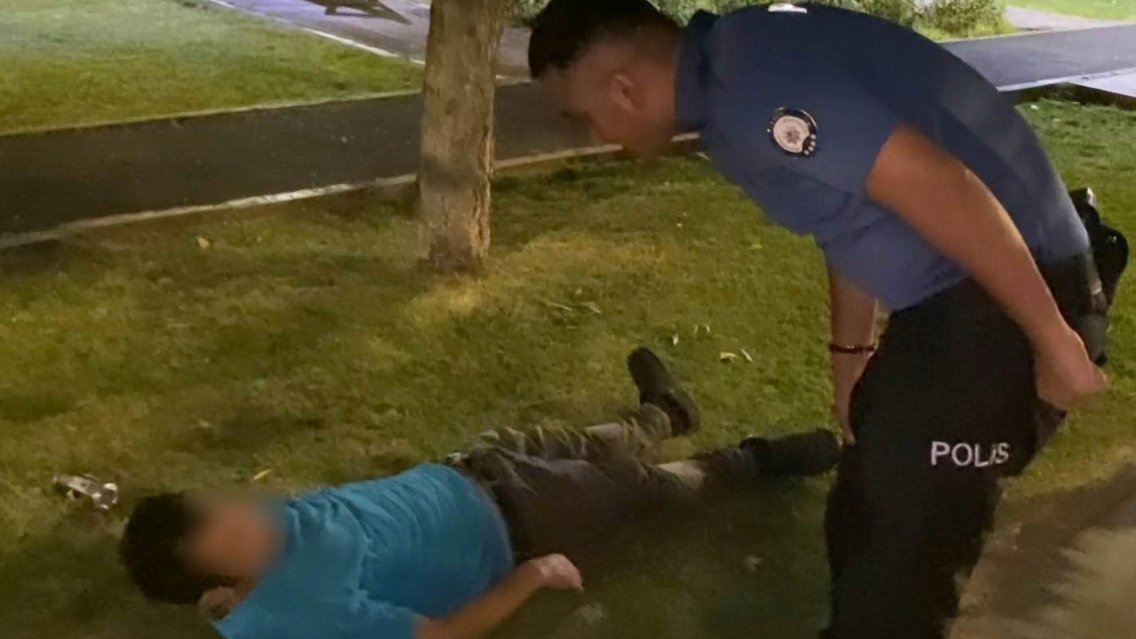 Alkolden sızdı, polisi görünce: Ver elini öpebilir miyim
