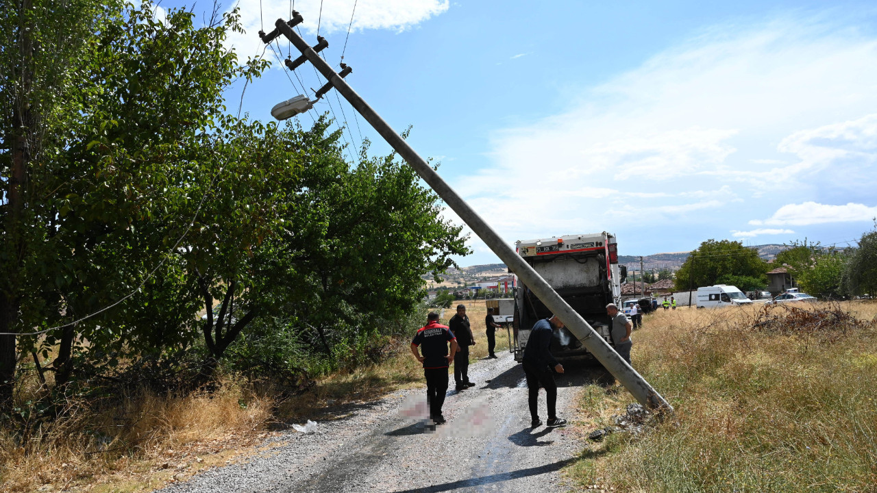 Çöp kamyonu elektrik direğine çarptı: Yaralılar var