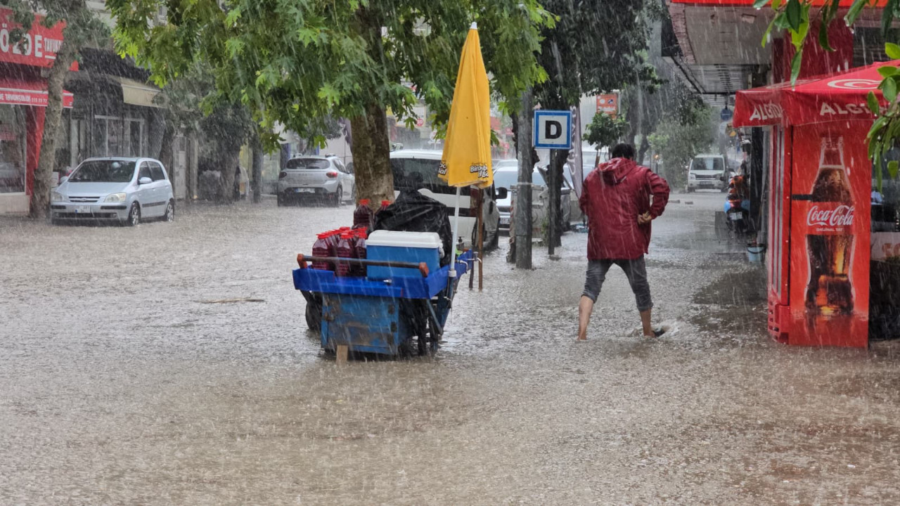 Faciadan dönüldü: Okulun çatısı uçtu, bahçeye düştü