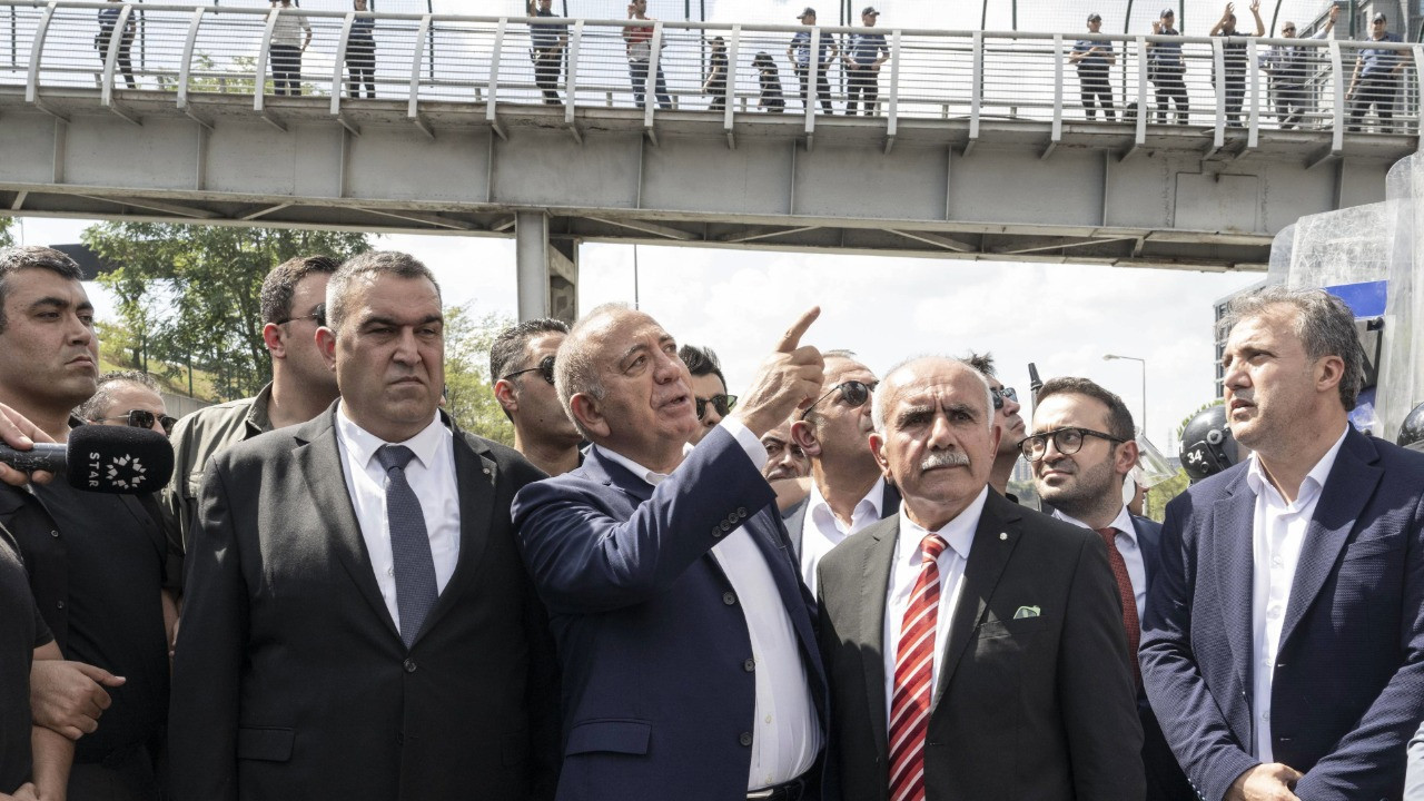 Gürsel Tekin polisle girdiği CHP il binasından ayrıldı