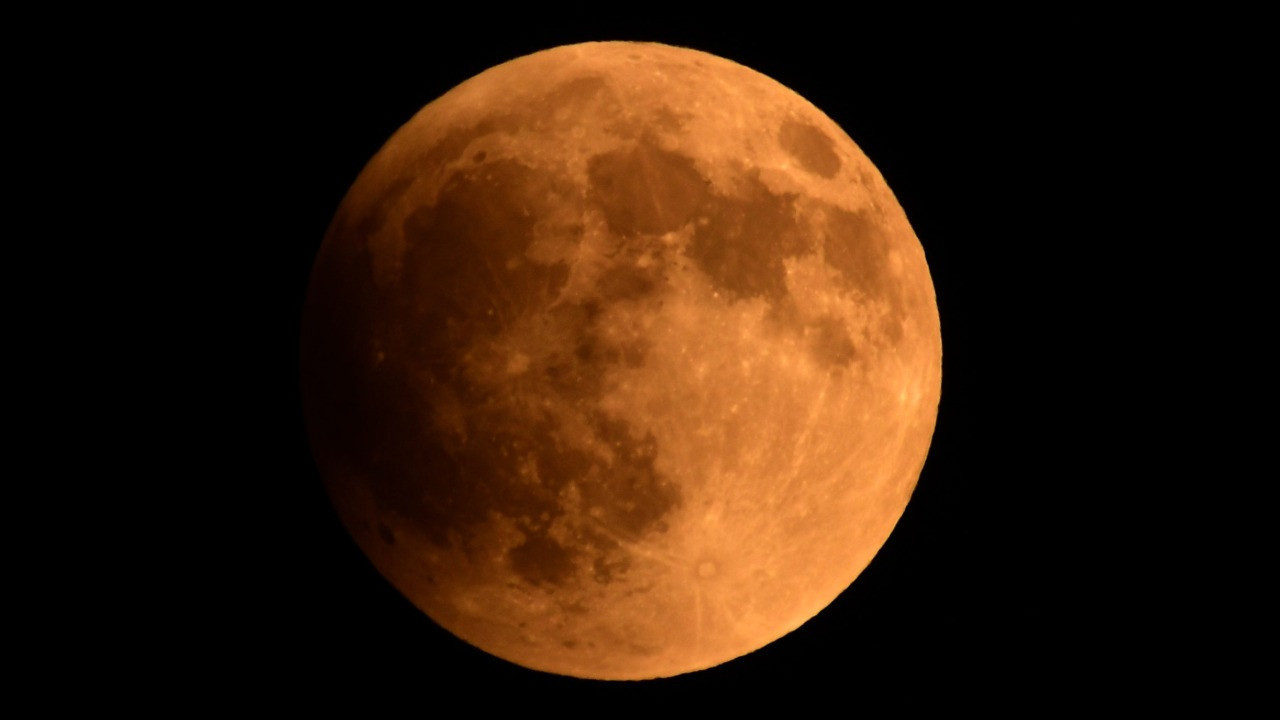 Kanlı Ay tutulması gökyüzüne bakanları şaşırttı