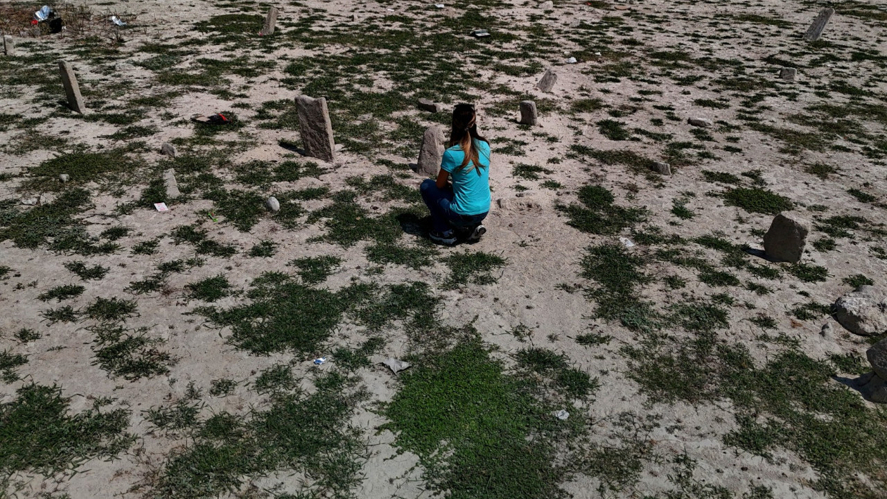 Kuraklık, 70 yıllık mezarları ortaya çıkardı