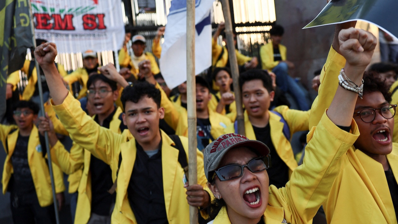 Milletvekili maaşları halkı sokağa döktü: 5 bakan kovuldu