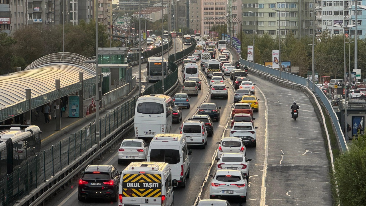 Okullar açıldı, İstanbul'da trafik kilitlendi
