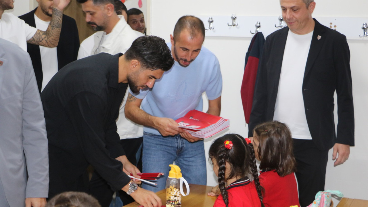 Samsunsporlu futbolcular öğrencilerle buluştu