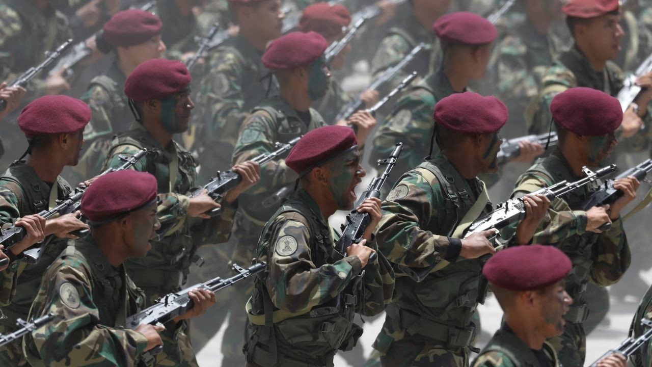 Venezuela'dan dev askeri yığınak: On binler sahaya iniyor