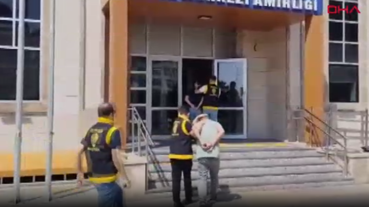 Balkondan çöp atıp temizlik işçisini dövdüler